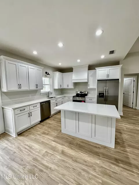 Kitchen - 26600 Billy Hinton Rd, Lucedale, MS 39452 photo 2 of 5