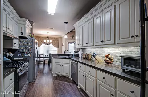 Kitchen - 508 Lorraine Ct, Brandon, MS 39042 photo 3 of 4