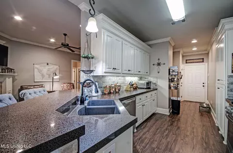Kitchen - 508 Lorraine Ct, Brandon, MS 39042 photo 2 of 4