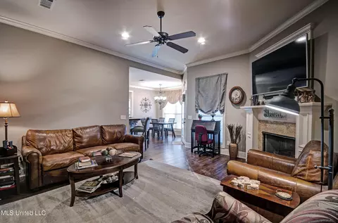 Living - 508 Lorraine Ct, Brandon, MS 39042 photo 2 of 3
