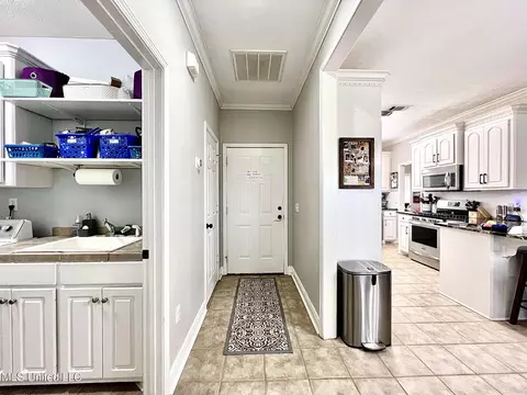 Entry Way - 207 Copper Ridge Way, Florence, MS 39073 photo 5 of 7