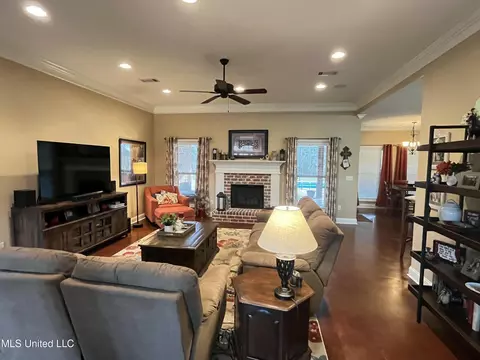 Living - 304 Williams Rd, Florence, MS 39073 photo 2 of 4