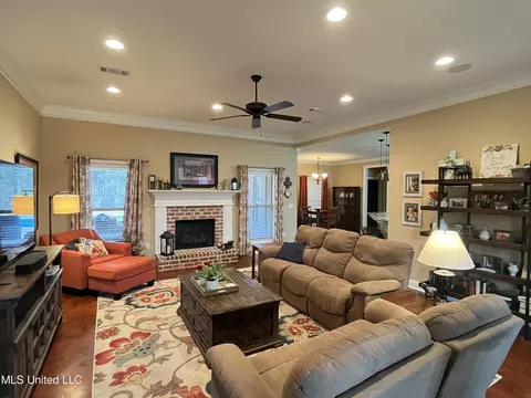 Living - 304 Williams Rd, Florence, MS 39073 photo 3 of 4