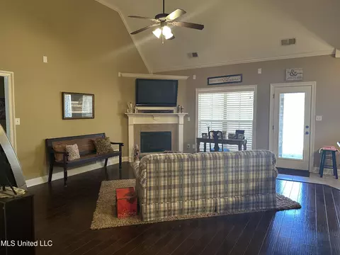 1478 E Lake Front Dr, Hernando, MS 38632 photo 2