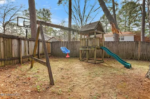 Exterior - 1507 Northlake Cir, Jackson, MS 39211 photo 4 of 10