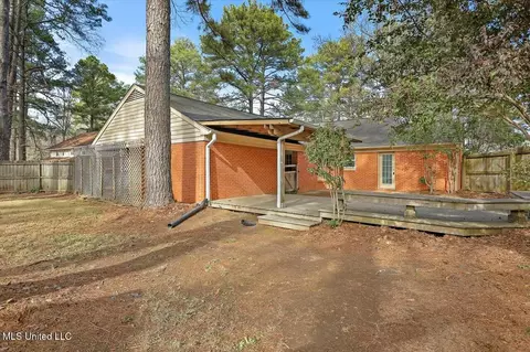 Exterior - 1507 Northlake Cir, Jackson, MS 39211 photo 7 of 10