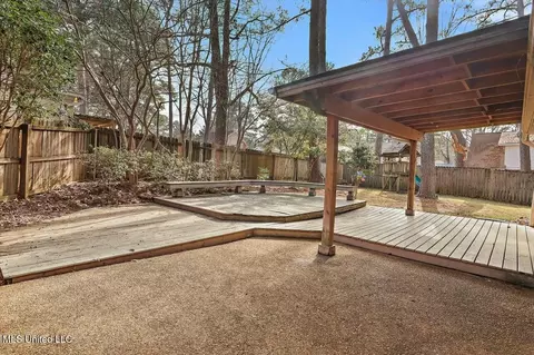 Exterior - 1507 Northlake Cir, Jackson, MS 39211 photo 5 of 10