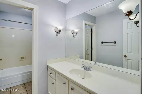 Bath - 1507 Northlake Cir, Jackson, MS 39211 photo 1 of 2