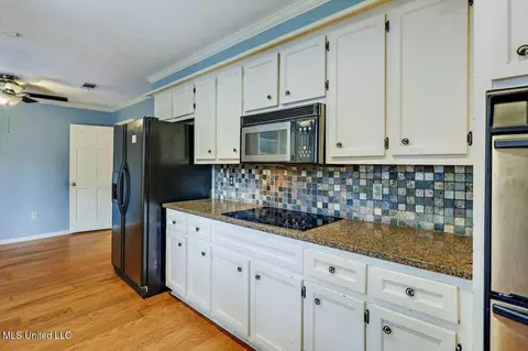 Kitchen - 1507 Northlake Cir, Jackson, MS 39211 photo 2 of 4