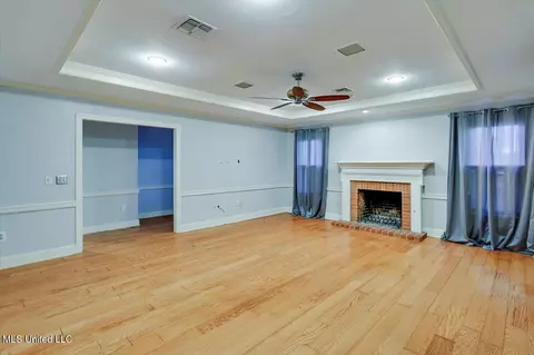 Living - 1507 Northlake Cir, Jackson, MS 39211 photo 2 of 4