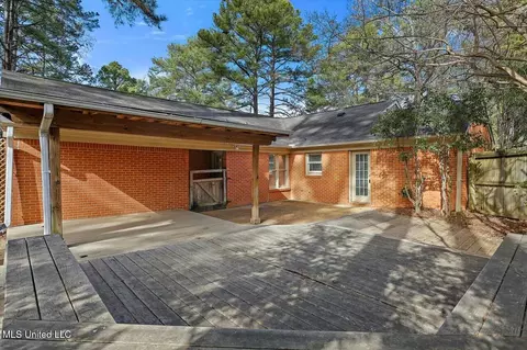 Exterior - 1507 Northlake Cir, Jackson, MS 39211 photo 6 of 10