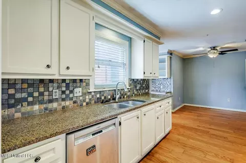 Kitchen - 1507 Northlake Cir, Jackson, MS 39211 photo 1 of 4