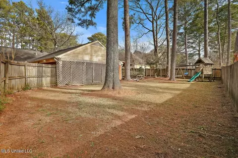 Exterior - 1507 Northlake Cir, Jackson, MS 39211 photo 9 of 10