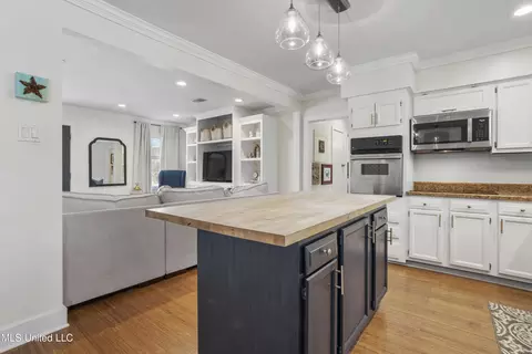 Kitchen - 16348 Willow Oak Dr, Biloxi, MS 39532 photo 2 of 5