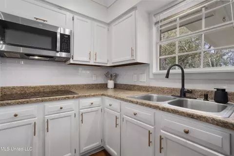 Kitchen - 16348 Willow Oak Dr, Biloxi, MS 39532 photo 4 of 5