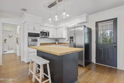 Kitchen - 16348 Willow Oak Dr, Biloxi, MS 39532 photo 5 of 5