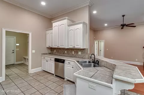 Kitchen - 805 Terrapin Ln, Brandon, MS 39047 photo 2 of 5