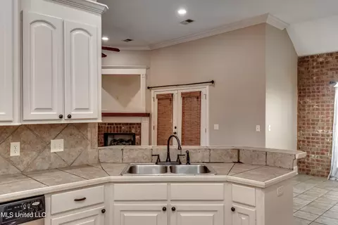 Kitchen - 805 Terrapin Ln, Brandon, MS 39047 photo 5 of 5
