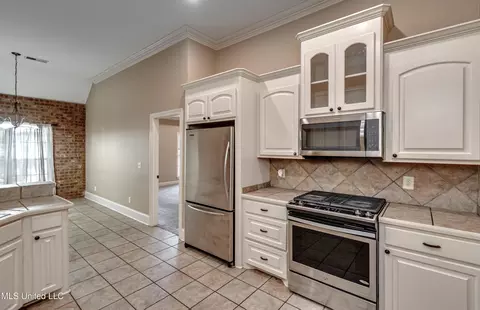 Kitchen - 805 Terrapin Ln, Brandon, MS 39047 photo 4 of 5