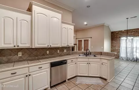 Kitchen - 805 Terrapin Ln, Brandon, MS 39047 photo 3 of 5
