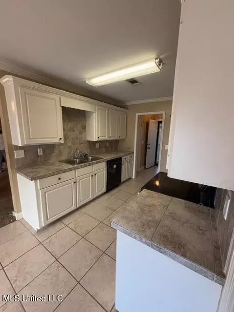 Kitchen - 343 Sunny Brook Ct, Terry, MS 39170 photo 2 of 2