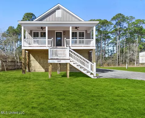 537 Royal Oak Dr, Pass Christian, MS 39571
