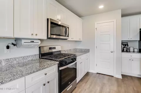 Kitchen - 1071 Enclave Cir, Long Beach, MS 39560 photo 2 of 3