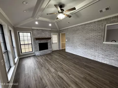 Living - 9 Treeway Dr, Brandon, MS 39042 photo 4 of 4