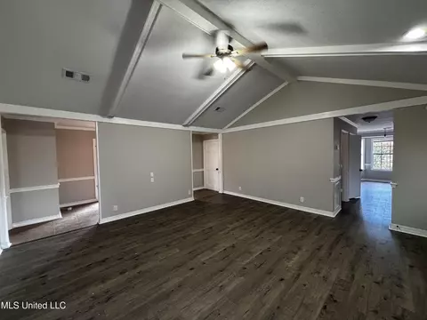 Living - 9 Treeway Dr, Brandon, MS 39042 photo 2 of 4