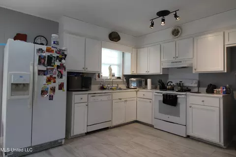 Kitchen - 43 Robbie St, Lucedale, MS 39452 photo 2 of 2