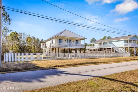 219 Tide St, Waveland, MS 39576