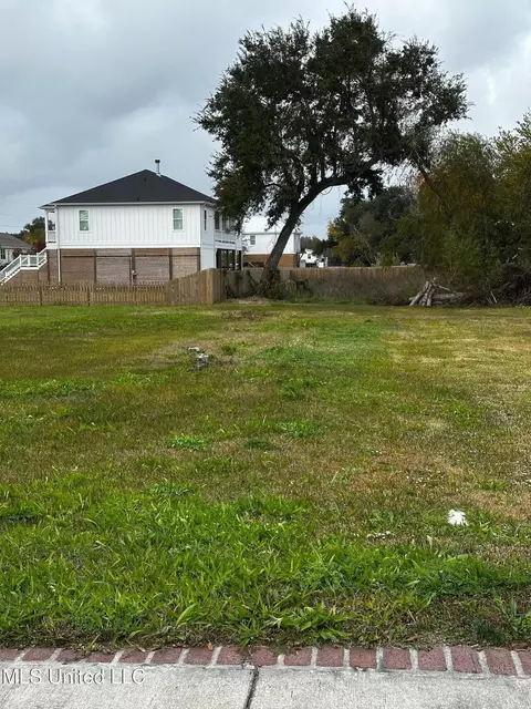 141 E 2nd St, Pass Christian, MS 39571