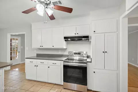 Kitchen - 703 Audubon Point Dr, Brandon, MS 39047 photo 2 of 4