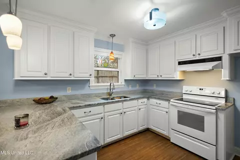 Kitchen - 703 Audubon Point Dr, Brandon, MS 39047 photo 4 of 4