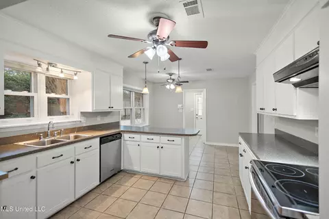 Kitchen - 703 Audubon Point Dr, Brandon, MS 39047 photo 1 of 4