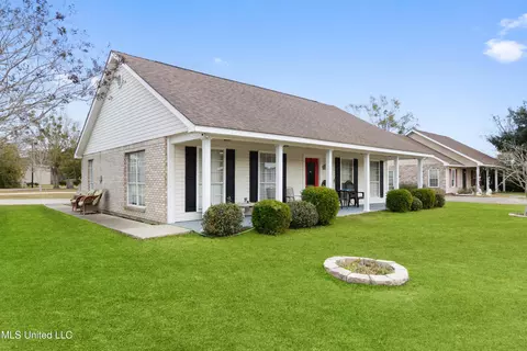 612 Waveland Ave, Waveland, MS 39576