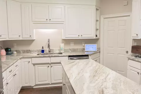 Kitchen - 2176 Johns Mayton Rd, Brandon, MS 39042 photo 3 of 4