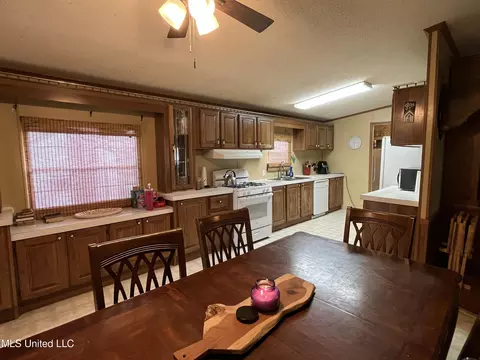 Kitchen - 1281 Sanctuary Dr, Brandon, MS 39042 photo 3 of 3
