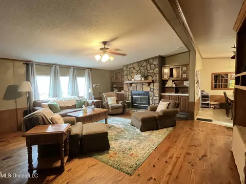 Living - 1281 Sanctuary Dr, Brandon, MS 39042 photo 2 of 5