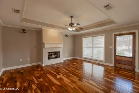 Living - 106 Blackstone Cir, Brandon, MS 39047 photo 2 of 4
