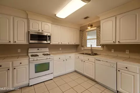 Kitchen - 106 Blackstone Cir, Brandon, MS 39047 photo 1 of 3