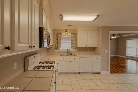 Kitchen - 106 Blackstone Cir, Brandon, MS 39047 photo 3 of 3