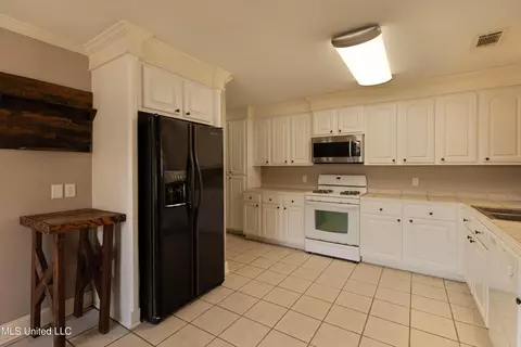 Kitchen - 106 Blackstone Cir, Brandon, MS 39047 photo 2 of 3