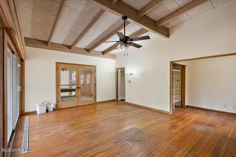 Living - 5557 Ridgewood Rd, Jackson, MS 39211 photo 2 of 3