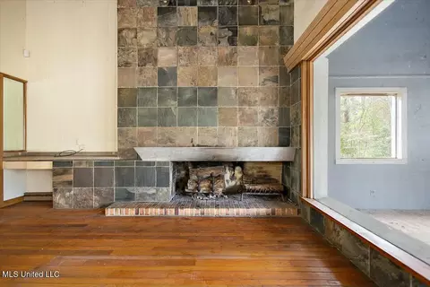 Living - 5557 Ridgewood Rd, Jackson, MS 39211 photo 3 of 3