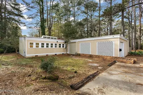 5557 Ridgewood Rd, Jackson, MS 39211