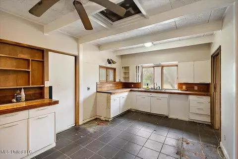 Kitchen - 5557 Ridgewood Rd, Jackson, MS 39211 photo 2 of 2