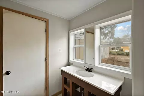 Bath - 5557 Ridgewood Rd, Jackson, MS 39211 photo 1 of 3