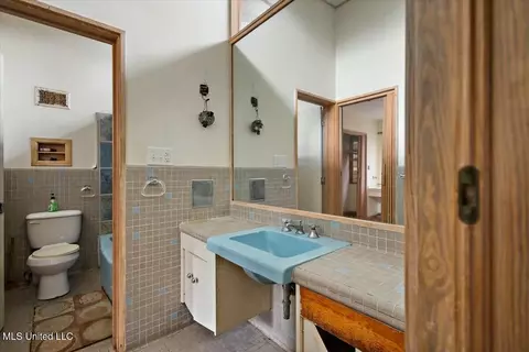 Bath - 5557 Ridgewood Rd, Jackson, MS 39211 photo 3 of 3