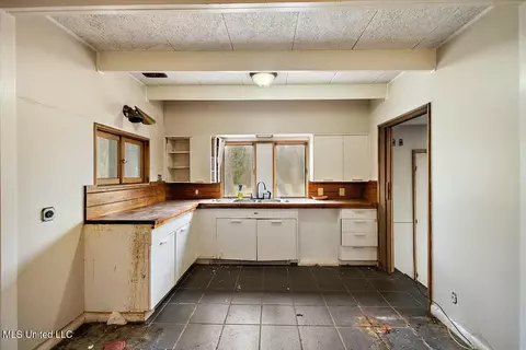 Kitchen - 5557 Ridgewood Rd, Jackson, MS 39211 photo 1 of 2
